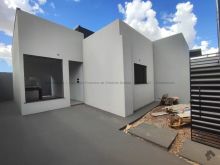 Casa com suite garagem e terreno nos fundos