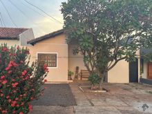 Casa com 02 quartos - quintal amplo