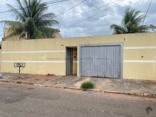 Casa com amplo terreno
