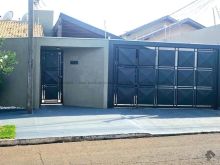 Casa em amplo terreno em ótima localização