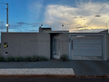 Linda casa nova com piscina e três quartos