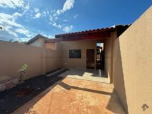 2 quartos sendo 1 suíte - garagem coberta e quintal