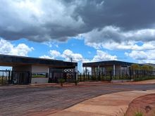 Excelente terreno de esquina ao lado da piscina