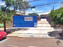 Terreno comercial amplo com construção antiga