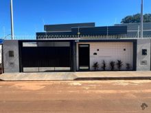 Casa nova com planejados na cozinha e banheiros