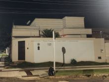 Casa discreta em bairro tranquilo