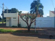 Casa ampla de esquina