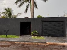 Casa com 03 quartos e piscina