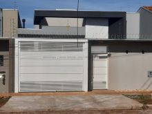 Casa nova com pé direito alto