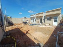 Casa moderna, arejada e ampla com suíte