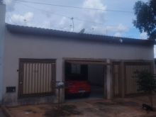 Varanda com churrasqueira - edícula no fundo