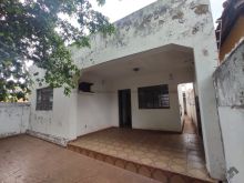Casa com terreno amplo para diversos fins