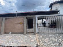 Casa ampla com piscina em frente à praça