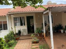 Casa semimobiliada em condomínio