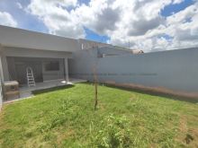 Sala de estar/jantar com terreno grande e área gourmet