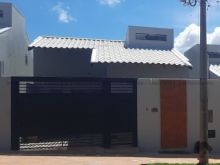 Casa moderna iluminada e espaçosa
