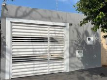 Casa reformada e usada com dois quartos