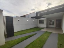 Piscina com quintal e 03 quartos grandes