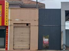 Sobrado comercial com estacionamento