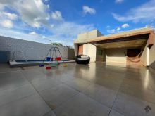 Casa com piscina e porteira fechada