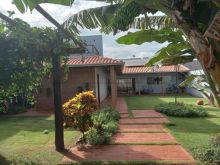 Linda casa moderna e bem localizada