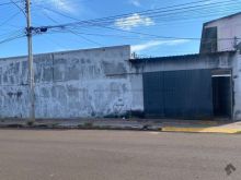 Barracão em rua movimentada