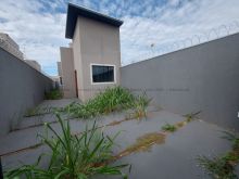 Casa grande com armários na cozinha e wc