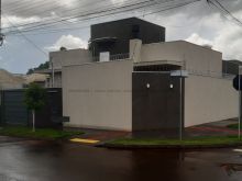 Casa de esquina de bom gosto