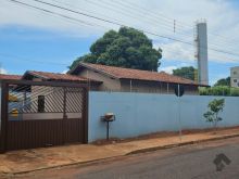 Casa em frente à praça