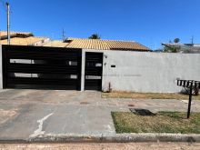 Casa com sobra de quintal nos fundos