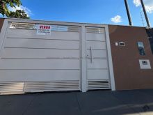 Casa com amplo quintal e apartamento - bem localizada