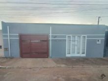 Casa com salão comercial e placas solares