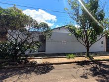 Casa com área nos fundos