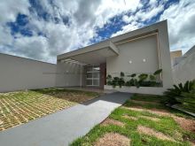 Casa com um lindo jardim e espaço para piscina