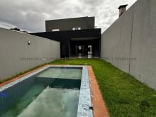 Sobrado com piscina - amplo terreno no Monte Castelo