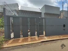 Casa moderna - iluminada e espaçosa