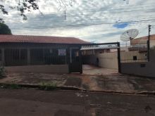 Linda casa com amplo terreno e localização privilegiada