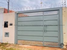Casa térrea em rua sem asfalto