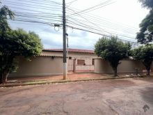 Ampla casa com imóvel comercial alugado na esquina