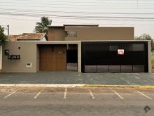 Casa de alto padrão em frente ao Hospital Regional