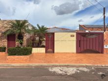 Casa aconchegante com sala comercial