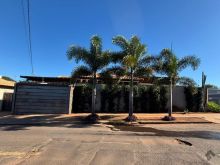 Com piscina e placa solar