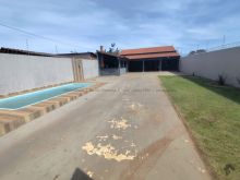 Casa térrea com amplo terreno e piscina