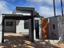 Casa linda - com suítes - 2 quartos - quintal - linda