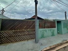 Imóvel com cômodos amplos e acabamento rústico