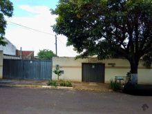 Casa com excelente localização e terreno grande