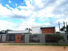 Casa com projeto moderno e terreno grande