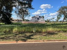 Lote amplo em frente a praça