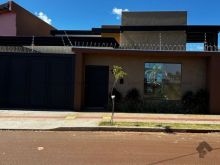 Casa com piscina e amplo terreno no Monte Castelo