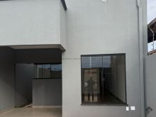 Casa com 3 quartos e espaço nos fundos